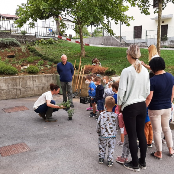 Poglejte jih kako pozorno poslušajo