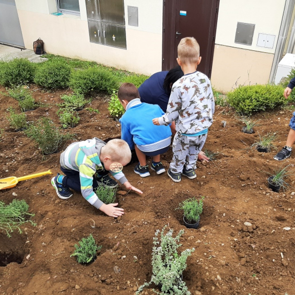 Še malo moram zasuti. Kot bi zidal peščeni grad.